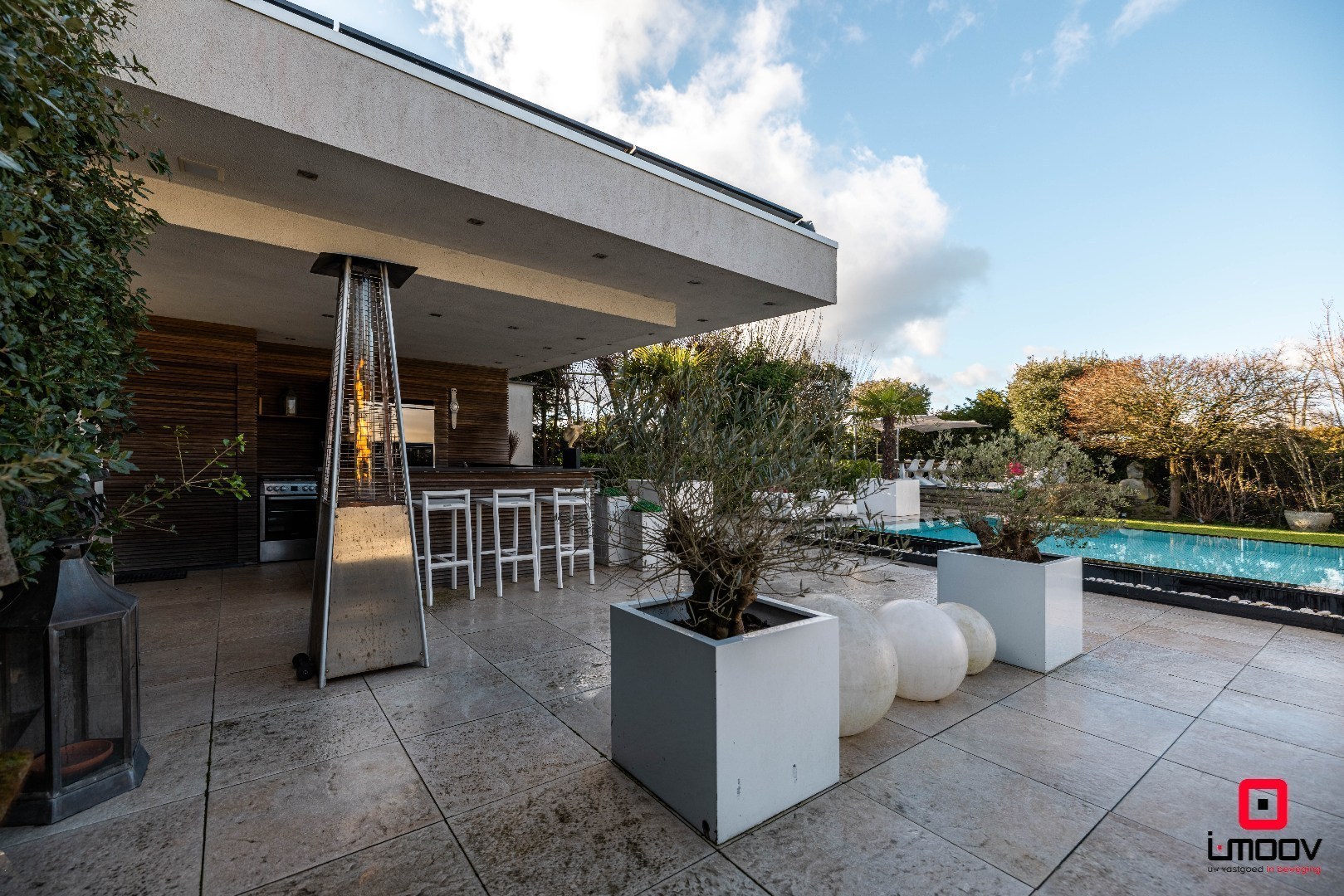 Exclusieve villa met infinity pool en resortgevoel op topligging in Mariakerke 