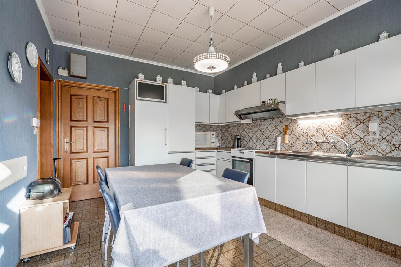 Grote woning met 6 slaapkamers en atelier op 2645 m² te Koekelare 