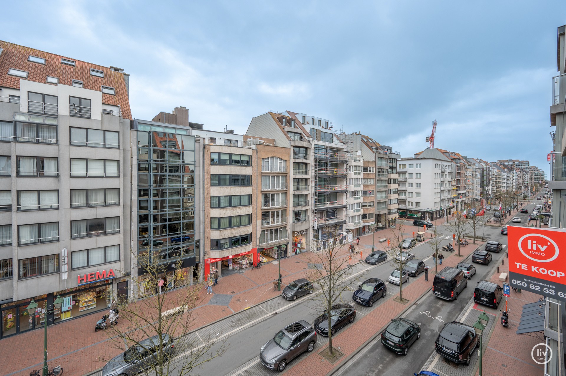 Aangenaam ruim 2 slaapkamerappartement met garage in het gebouw te Lippenslaan gelegen. 