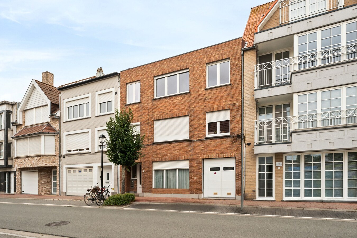 Instapklaar en lichtrijk appartement met terras in het centrum van Heist. 