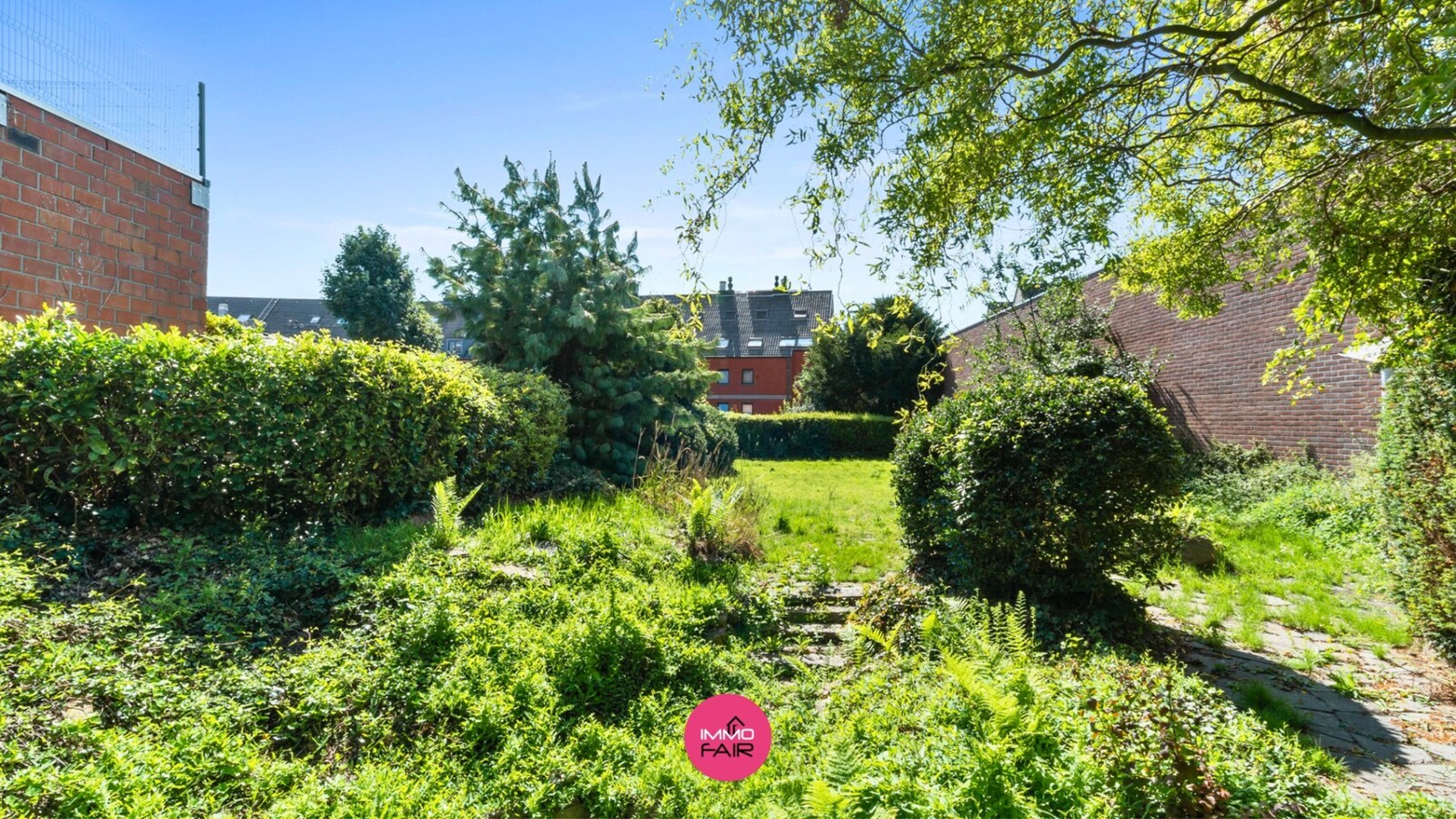Polyvalent handelspand met duplexappartement in hartje Lanaken! 