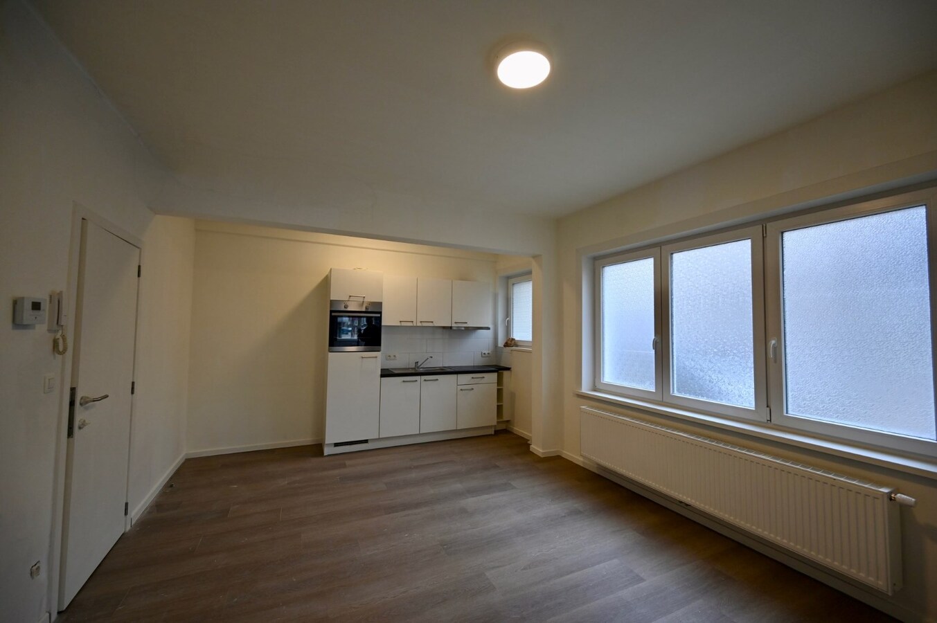 INSTAPKLAAR GELIJKVLOERS 2-SLAAPKAMER APPARTEMENT 