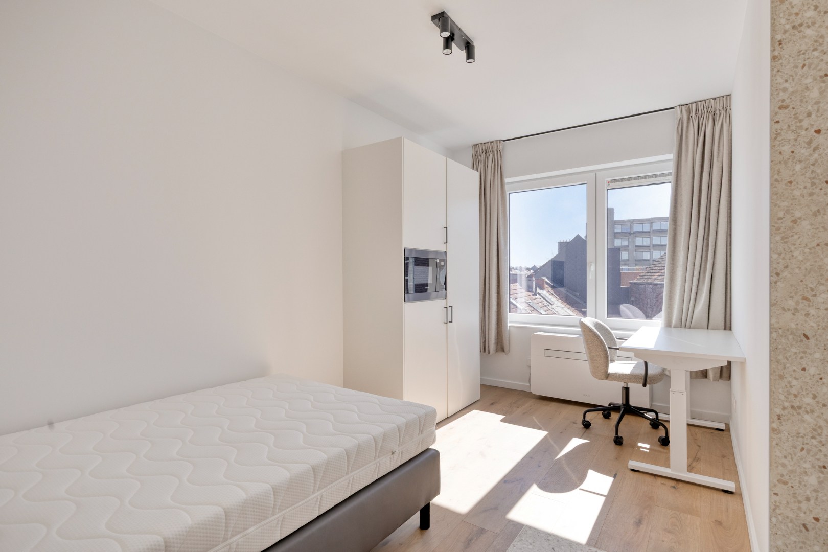 Volledig gerenoveerde studentenkamer in residentie met 15 studentenkamers en een 1slaapkamer appartement in hartje Leuven - EPC label A! 