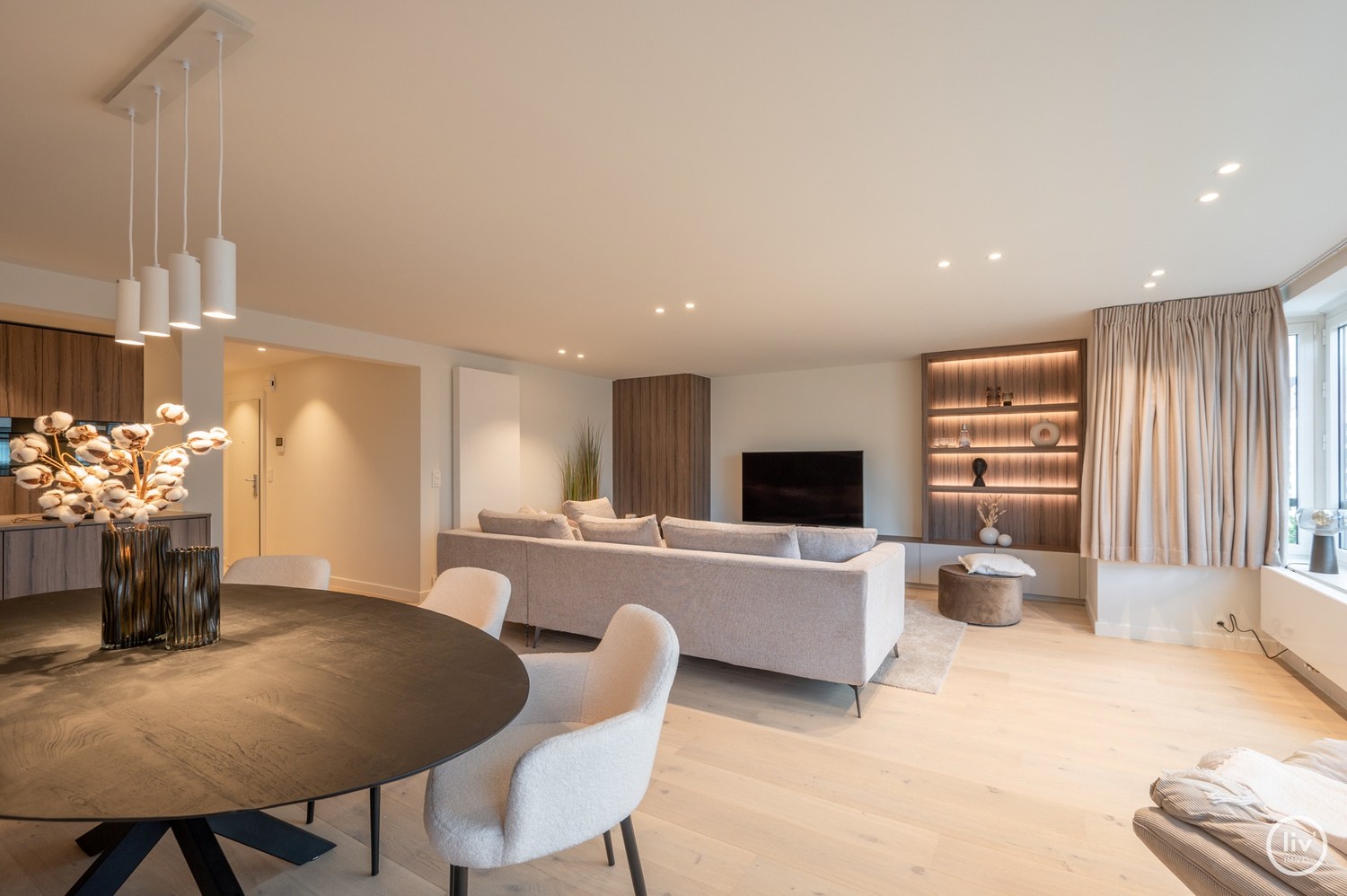 Prachtig, ruim gerenoveerd appartement met een mooie gevelbreedte van 7 m, gelegen op de Lippenslaan te Knokke. 