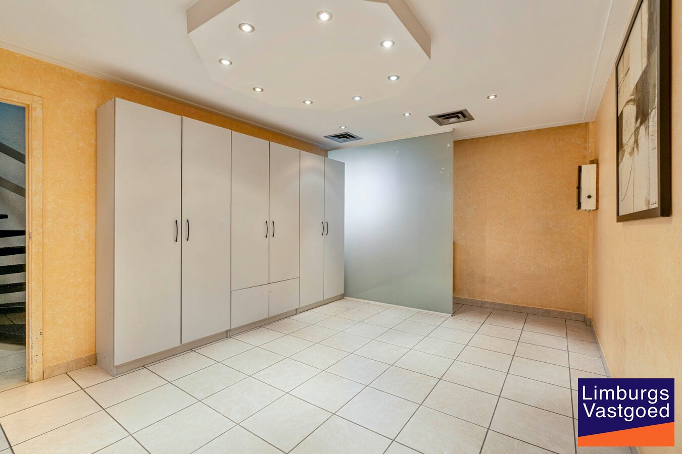 Bedrijfsgebouw met kantoren, magazijnen en woonst - groot 2580 m² 