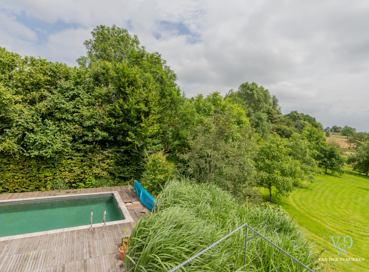 Authentieke herenwoning met atelier / bureau's. 