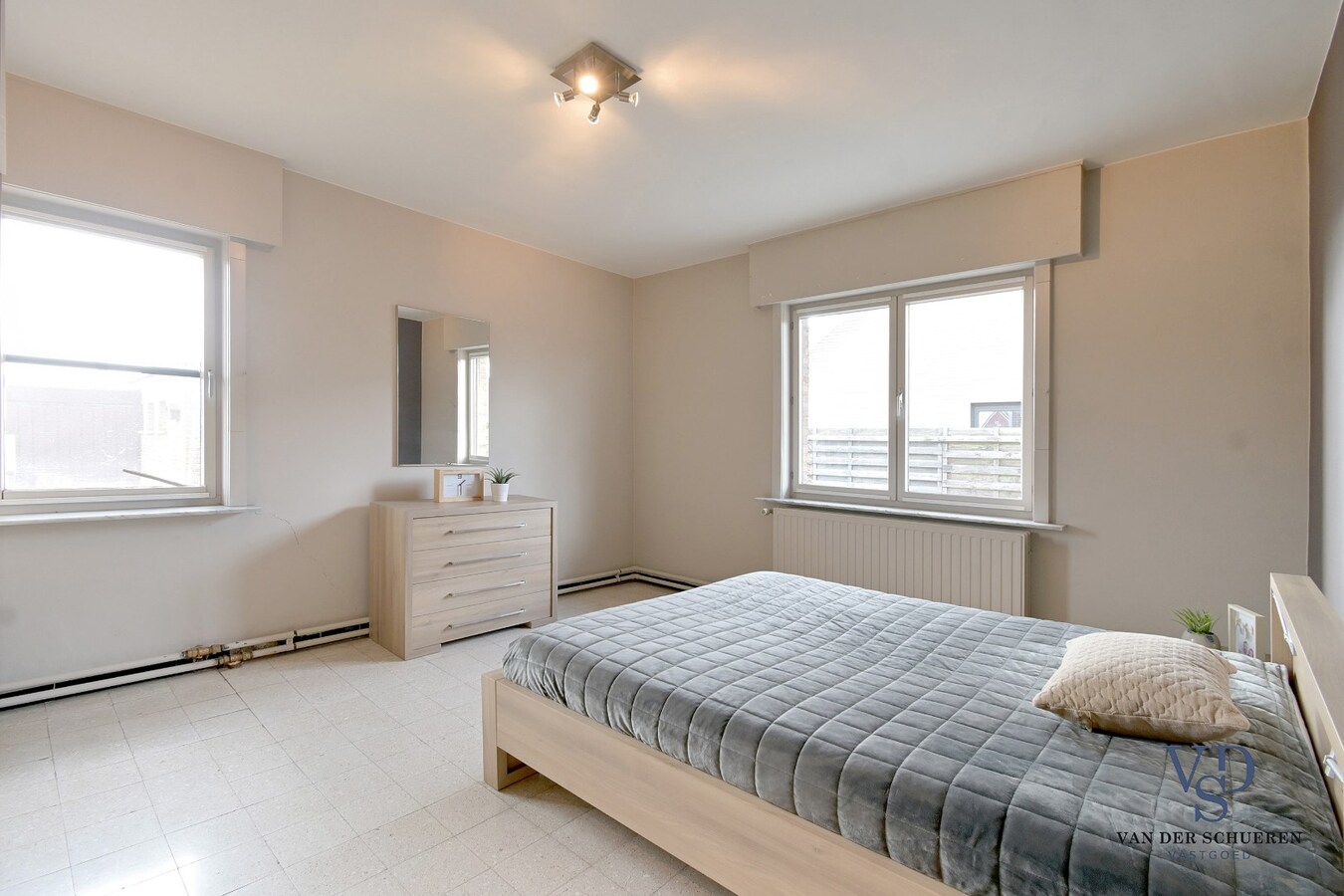 Gelijkvloerse woonst, in een residentiële wijk. 