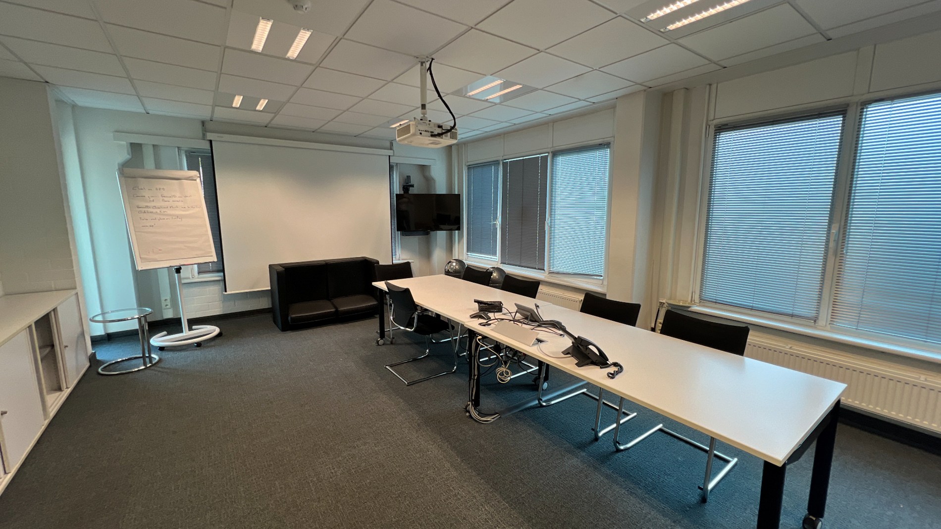 Opslagruimtes met burelen te huur in de haven van Gent