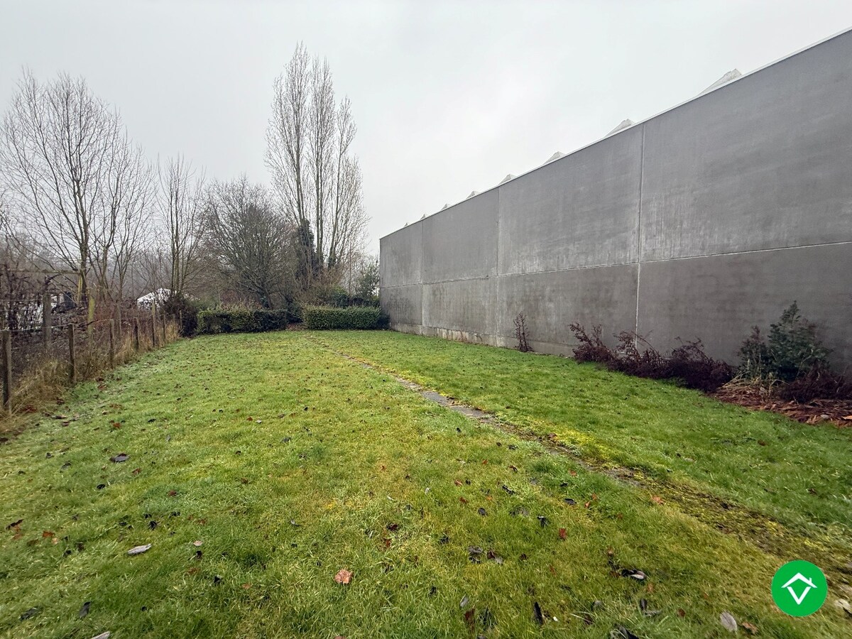 Ruime woning met 5 slaapkamers, garage en diepe tuin te Houthulst 