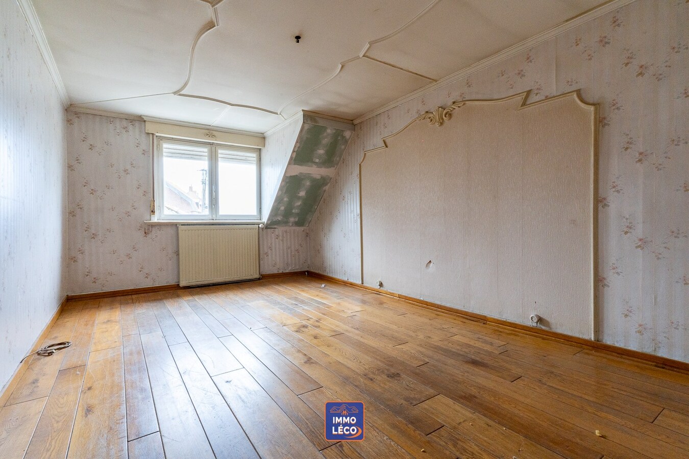 Maison à rénover offrant un excellent potentiel et de beaux volumes, avec garage. 