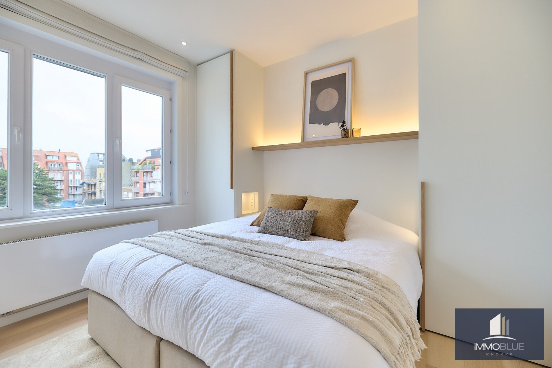 Appartement spacieux, entièrement rénové, avec quatre chambres et vue latérale sur la mer, situé à proximité de la Place Van Bunnen. 