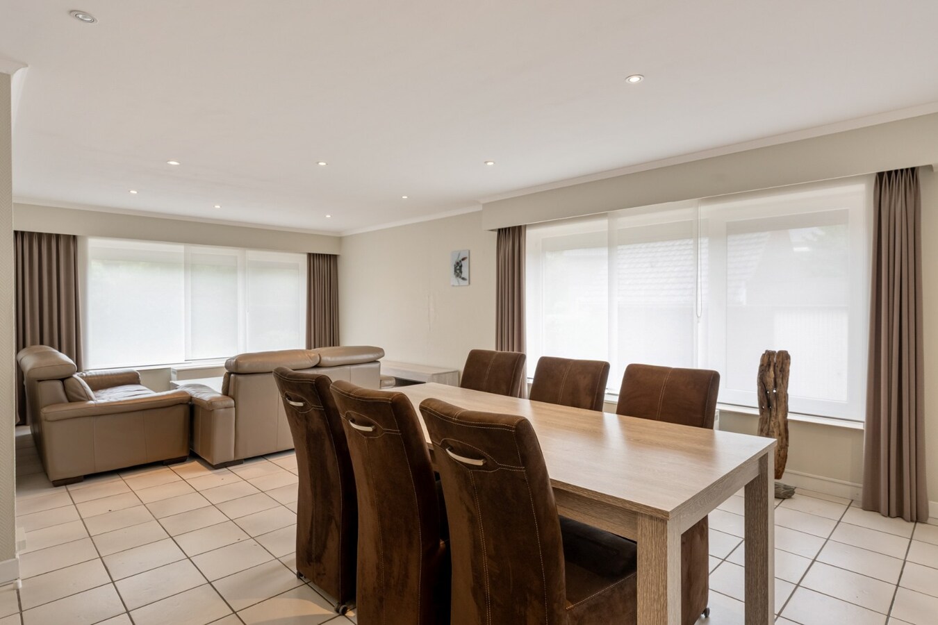 Gelijkvloers, degelijk appartement met 2 slaapkamers, ruim terras, carport en garage. 