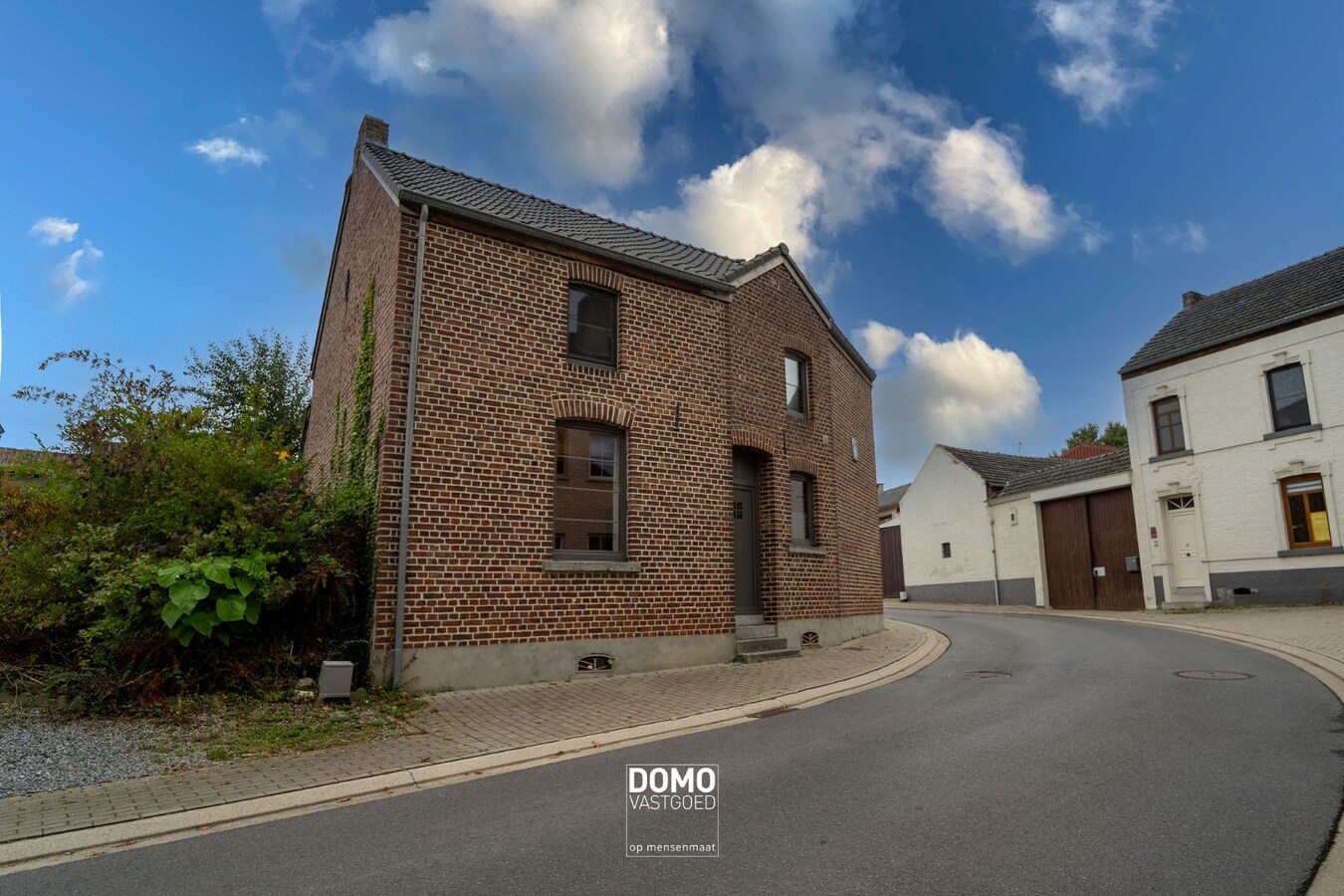 RUIME, INSTAPKLARE EN GERENOVEERDE WONING MET KANTOORGEBOUW INCLUSIEF PARKEERGELEGENHEID, TUIN EN ZWEMBAD TE MIELEN BOVEN AALST (GINGELOM) 