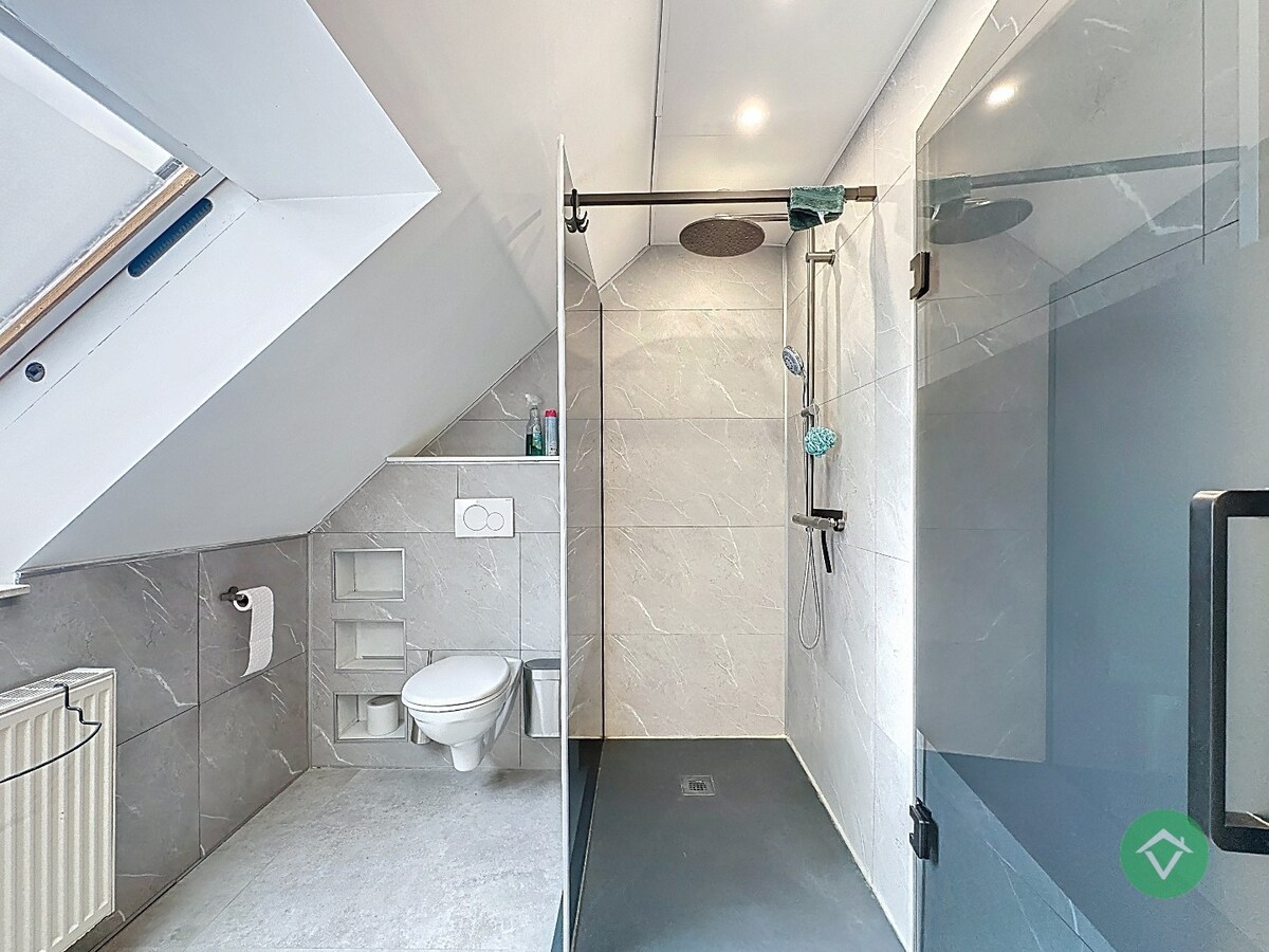 Statige gezinswoning met zonnige tuin, drie slaapkamers en topligging in Leke 