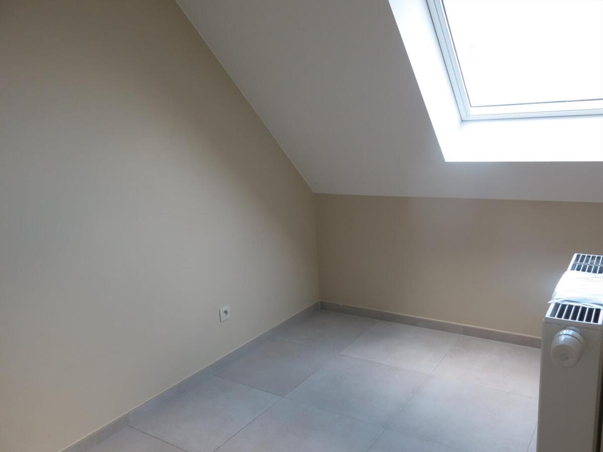 Ruim dakappartement met 2 slaapkamers op de Markt in Houthulst 