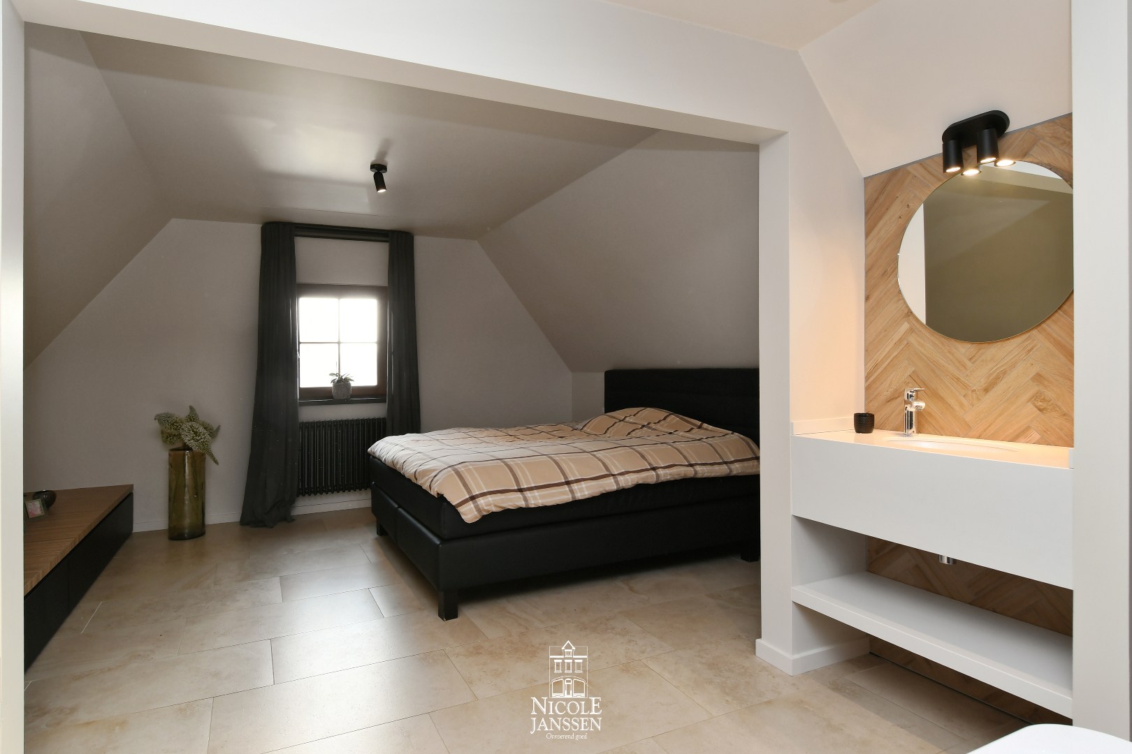 Ingerichte studio, te bereiken met de trap aan de buitenkant 