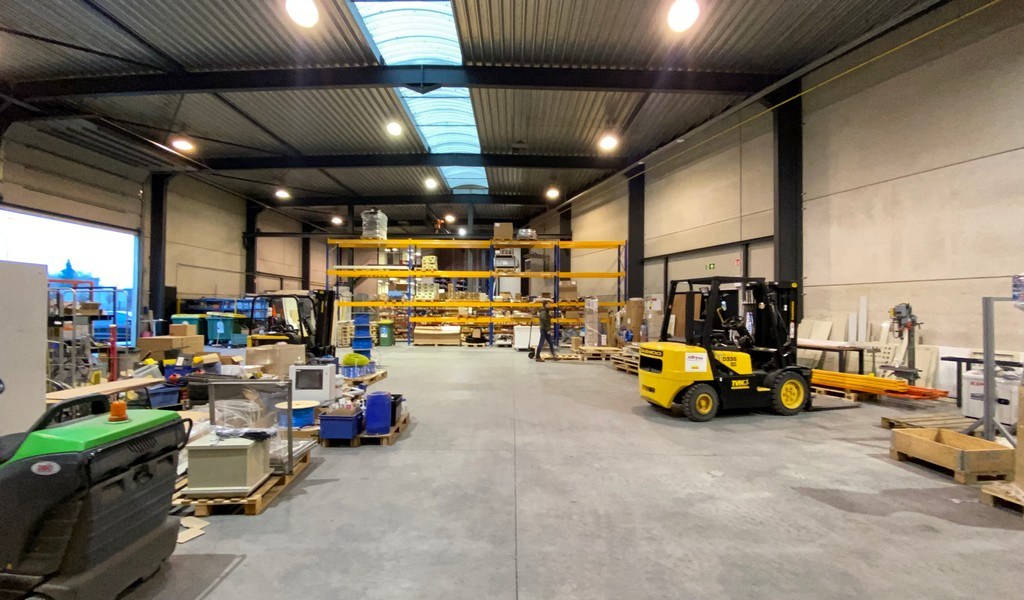 Bedrijfspand te huur vlakbij E17 in Waregem