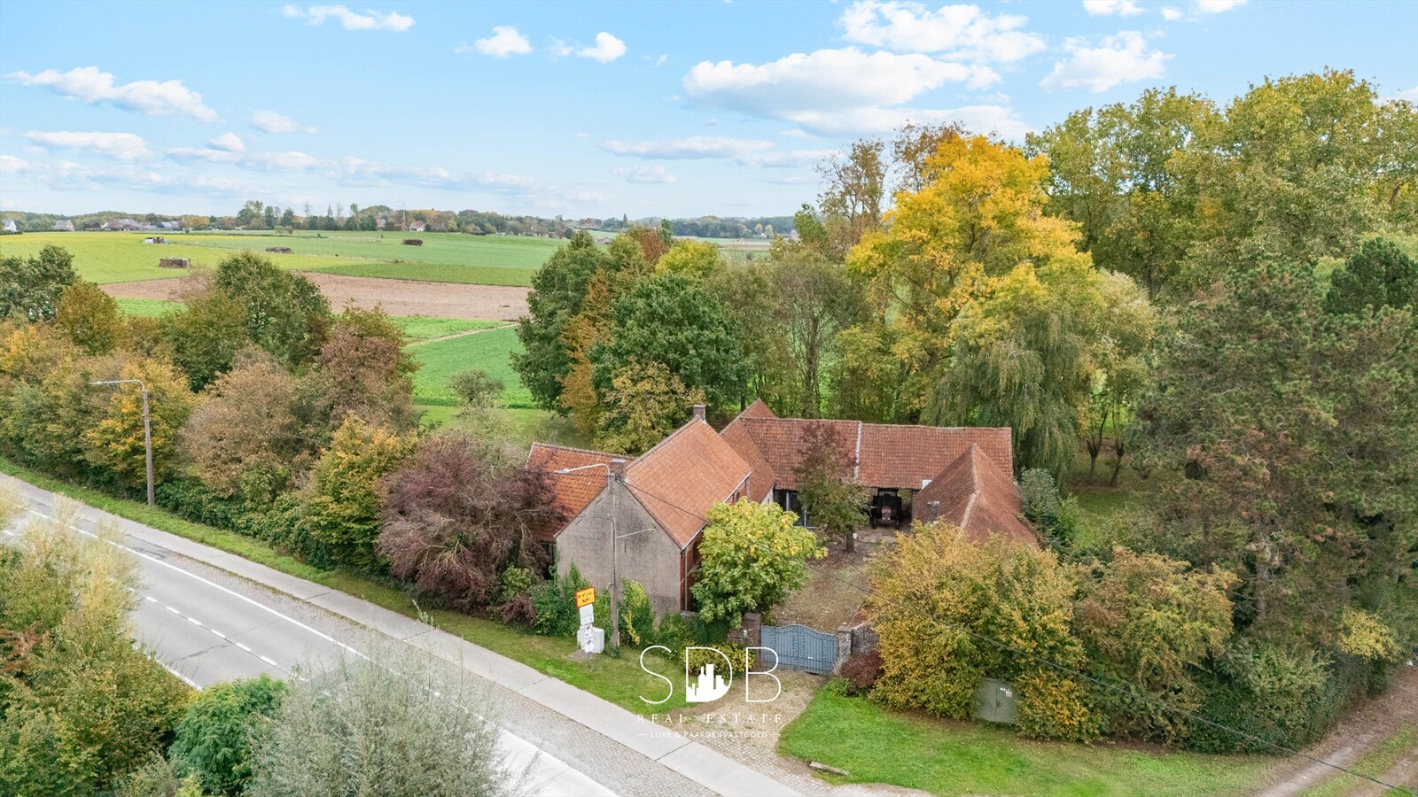 Authentieke hoeve met achterliggend groen op 5.192m² 