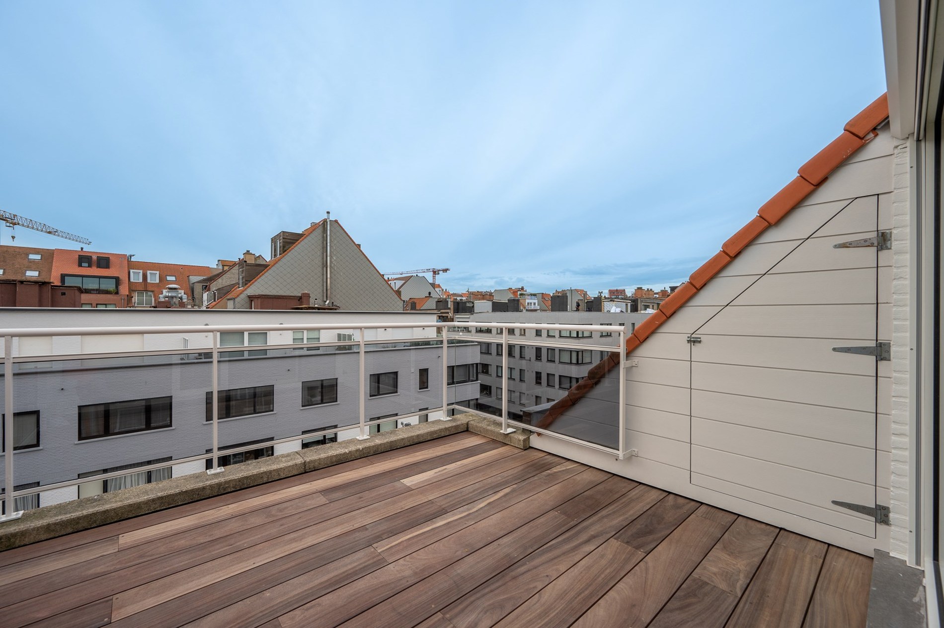et strand.Magnifique appartement en duplex magnifiquement rénové avec vue latérale sur la mer, 2 chambres à coucher complètes, 2 grandes terrasses et un niveau de finition exceptionnel, situé à quelqu 