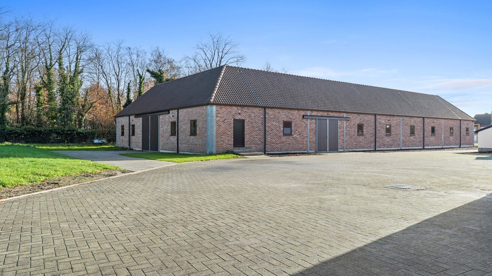 Luxueus landhuis met binnen- en buitenpiste en paardenstallen op een domein van ca. 3 ha te As 