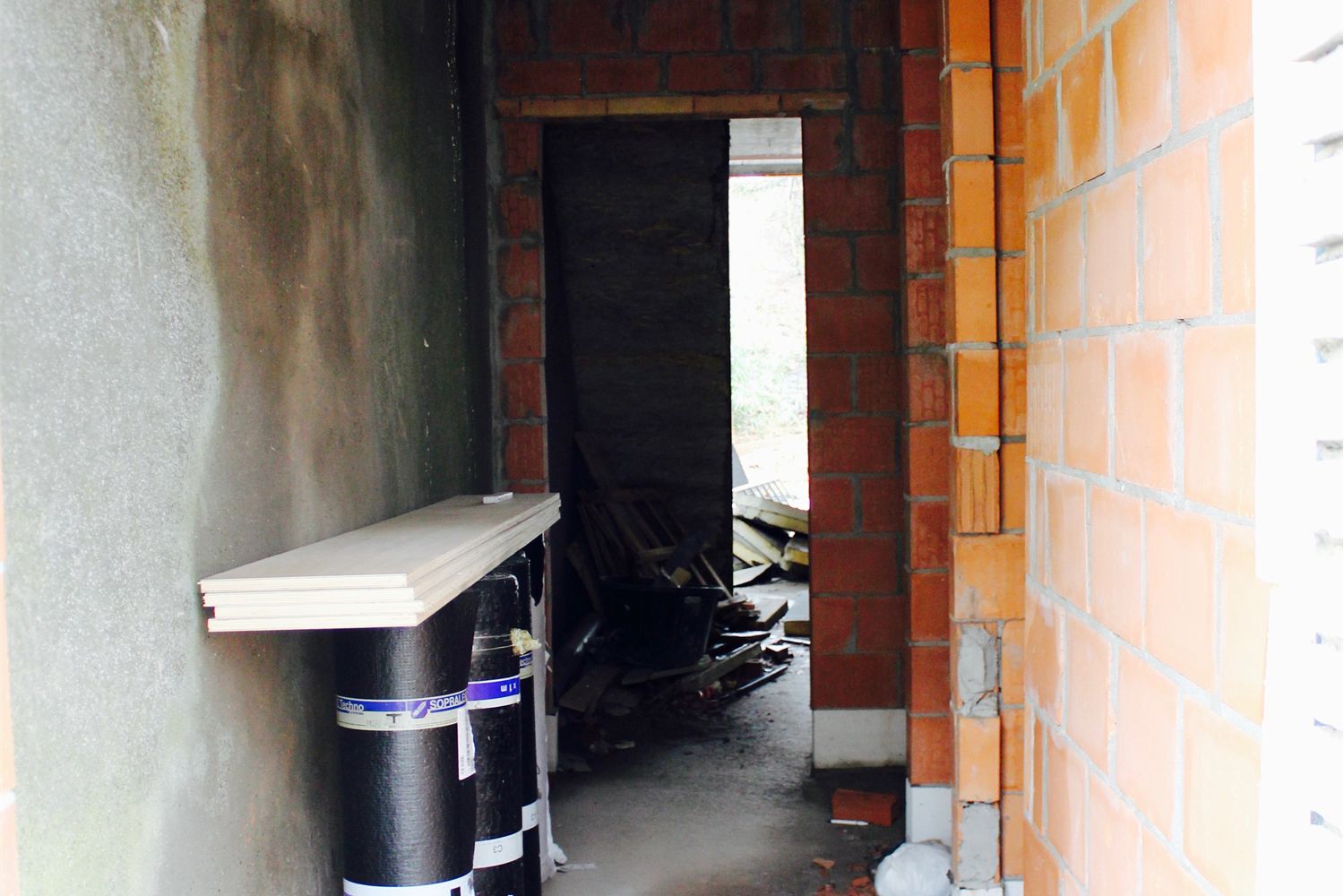 Af te werken woning op perfecte ligging 