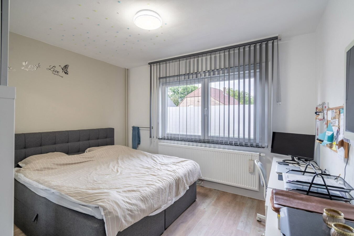 Gerenoveerd appartement met 2 slaapkamers en garage 