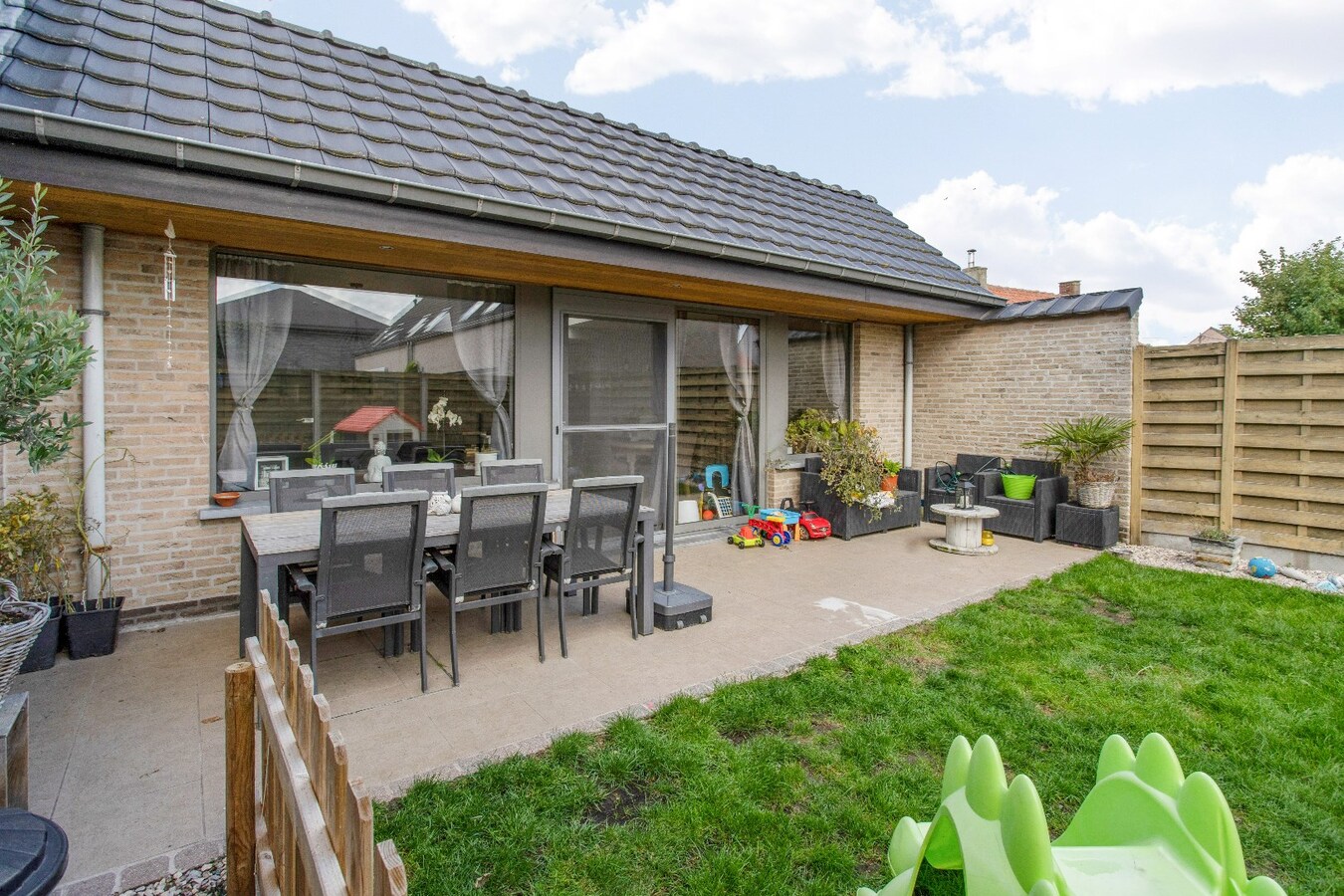 Verassend ruime woning met ruime werkplaats/garage te Houthulst 