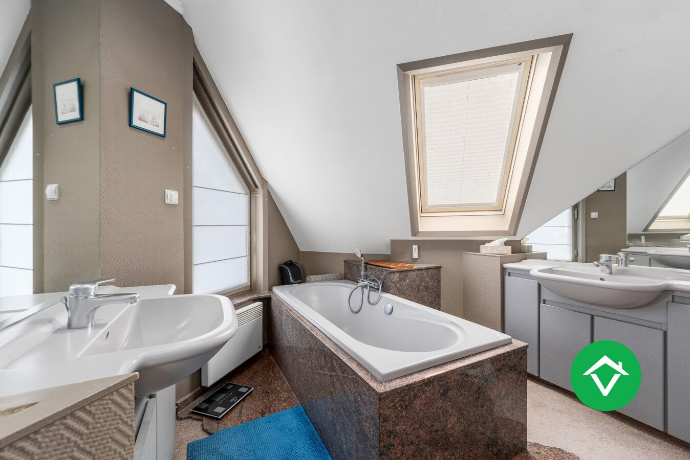 Alleenstaande woning met 5 slaapkamers en garage te Torhout 