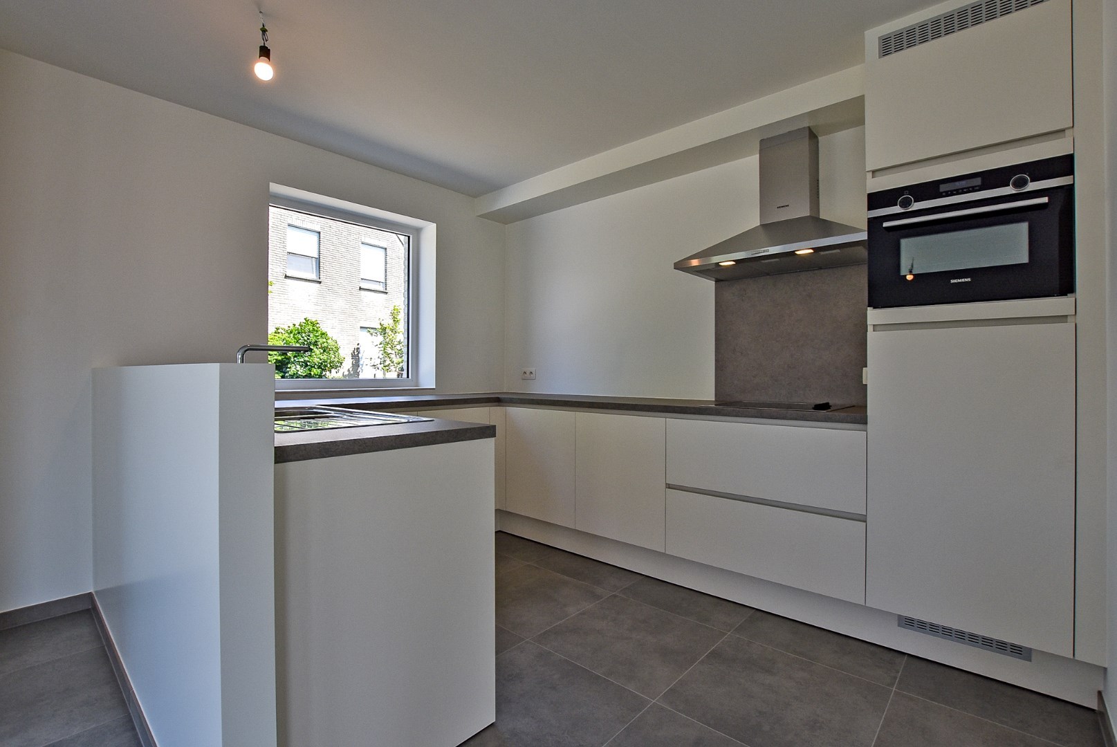 Ruime energiezuinige recente halfopen bebouwing  (2024) met inpandige garage op 258m² gelegen te Houthulst. 