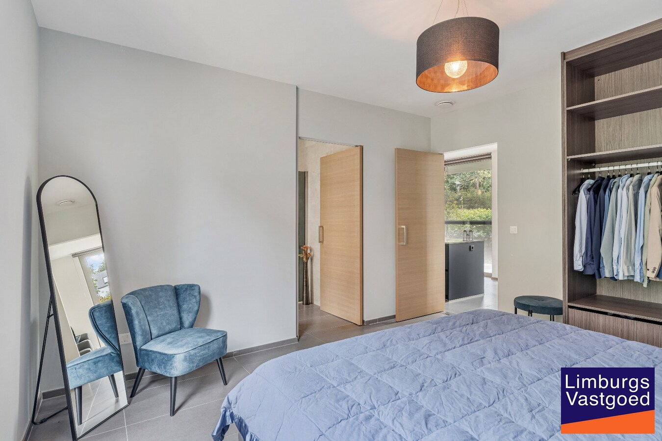 Exclusief gelijkvloers appartement met ruime terrassen, 2 slpk, extra brede autostaanplaats, centrum Genk 