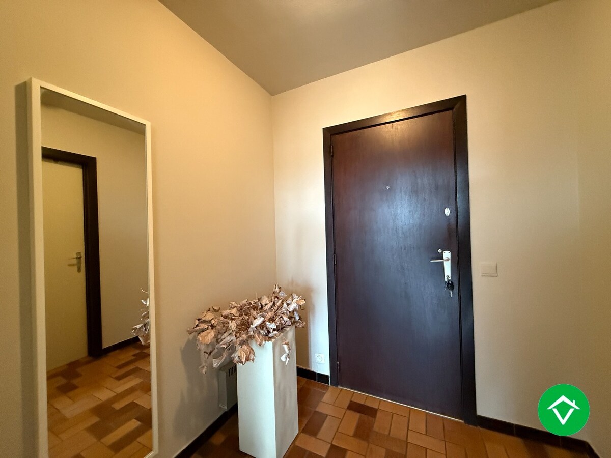 Appartement met twee slaapkamers, terras en autostaanplaats te Roeselare 