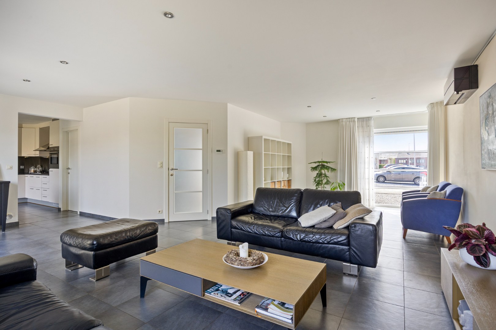 woonkamer - deur inkomhal en doorgang keuken