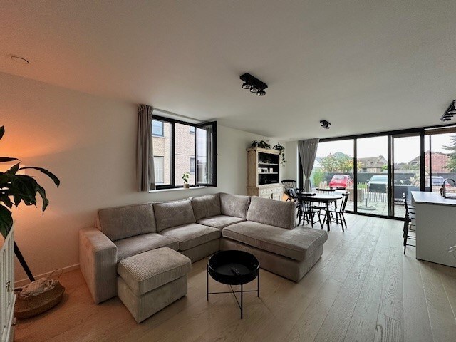 Hoogwaardig afgewerkt nieuwbouw gelijkvloers BEN-appartement met 2 slaapkamers, gelegen op het dorpsplein van Tongerlo. 