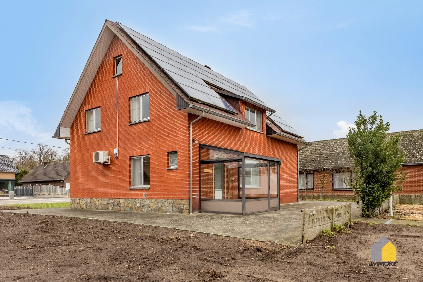 Neeroeteren: Op te frissen, vrijstaande woning op 8 a 26 ca met 5 slpks. 