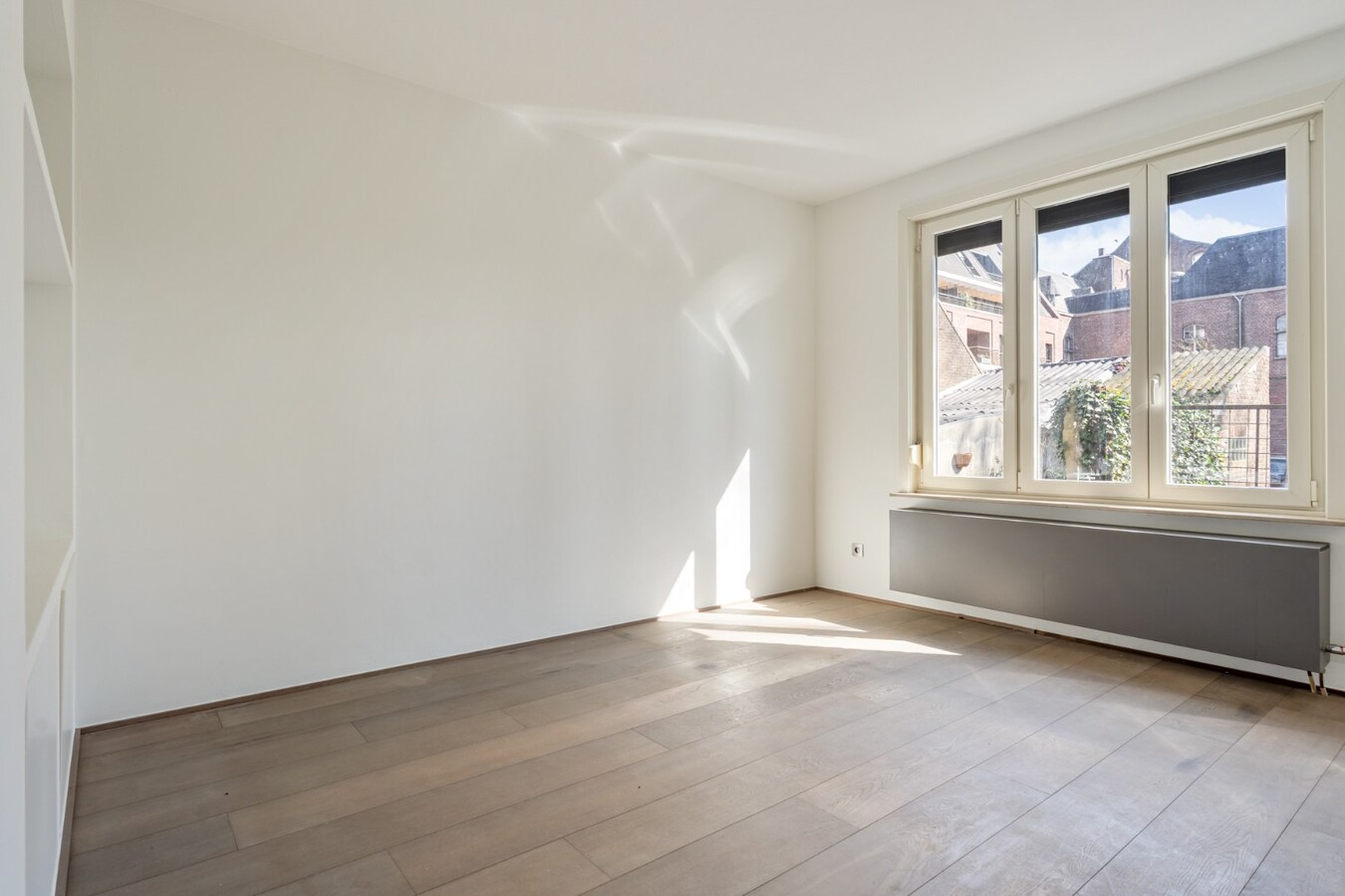 Gezellige, instapklare stadswoning in het centrum van Maaseik grenzend aan de groene wal! 