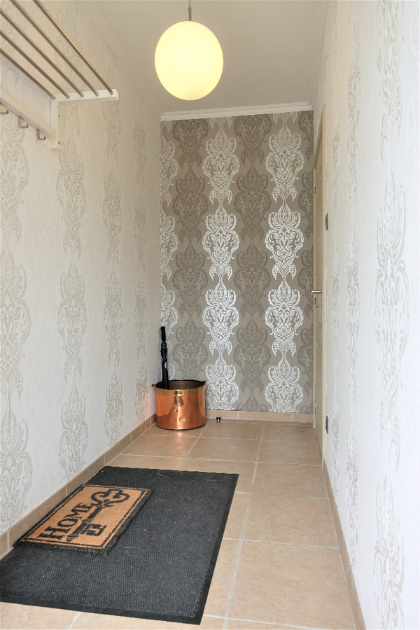 Half-open woning met grote tuin te Aartrijke 