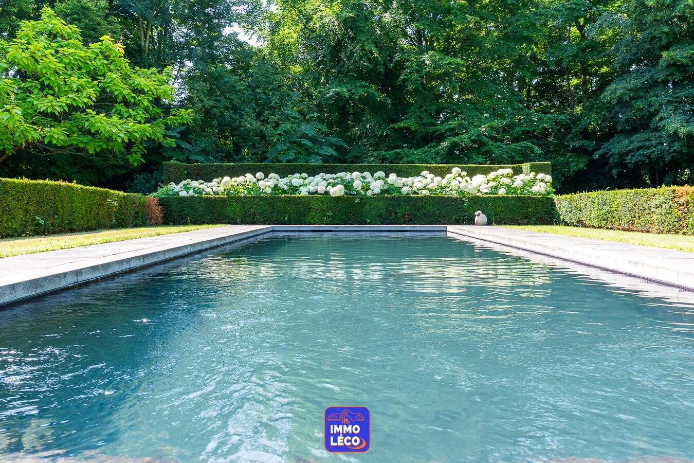 Villa semi Plain-Pied érigée sur 4592m², piscine, 4 garages, parking 10 voitures, ... COUP DE COEUR assuré ! 