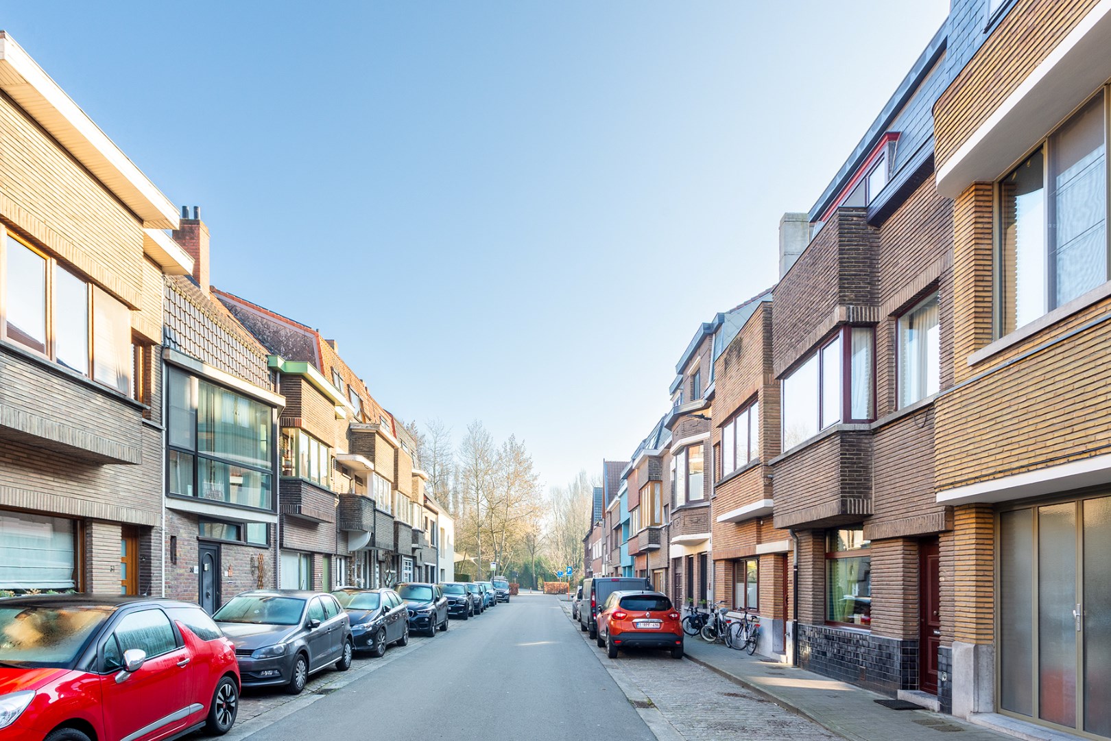Mooie en ruime Interbellum woning met 4 slaapkamers vlakbij het Rozebroekenpark 