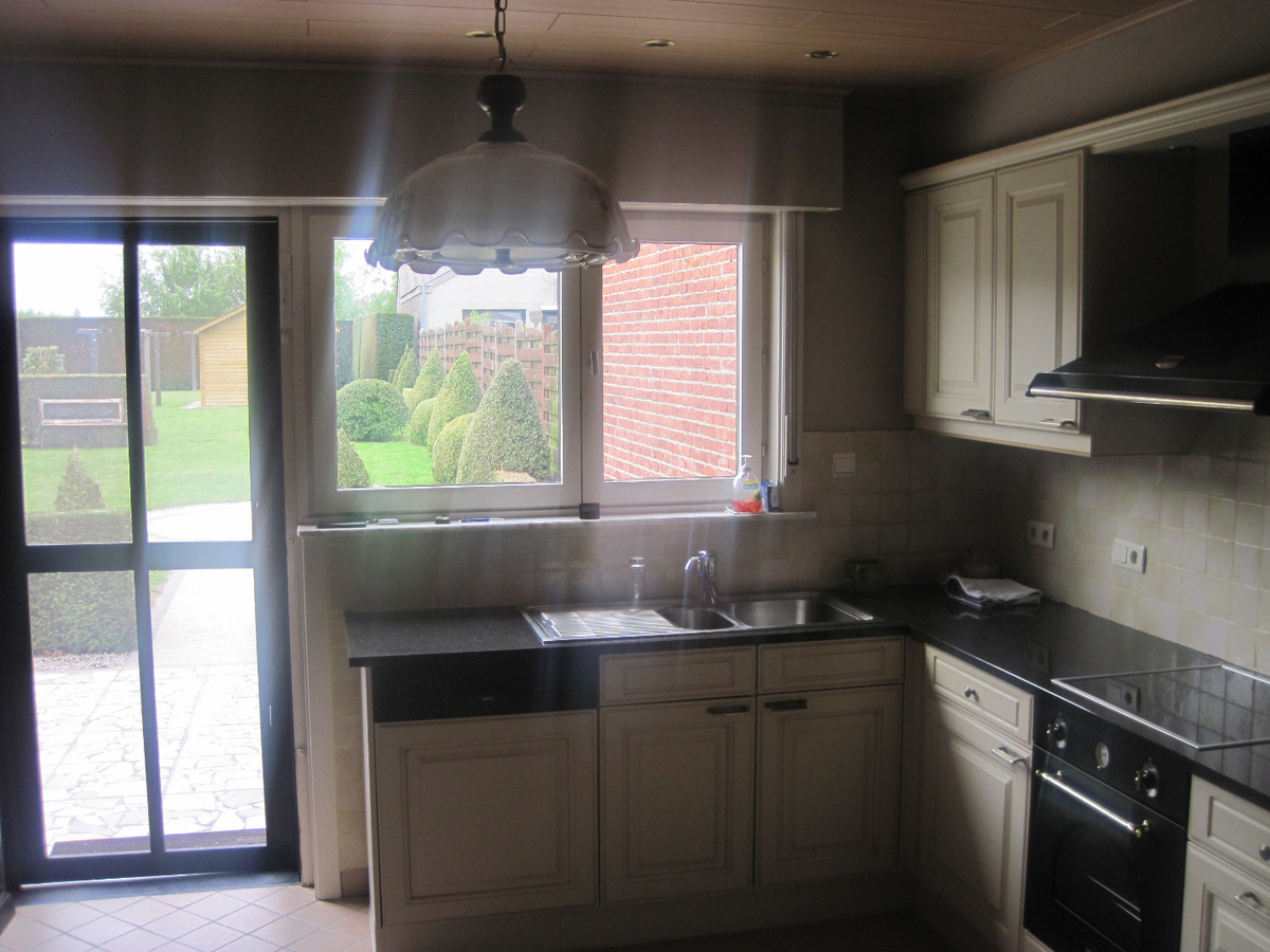 Bijzonder degelijke en ruime Half Open Bebouwing. 