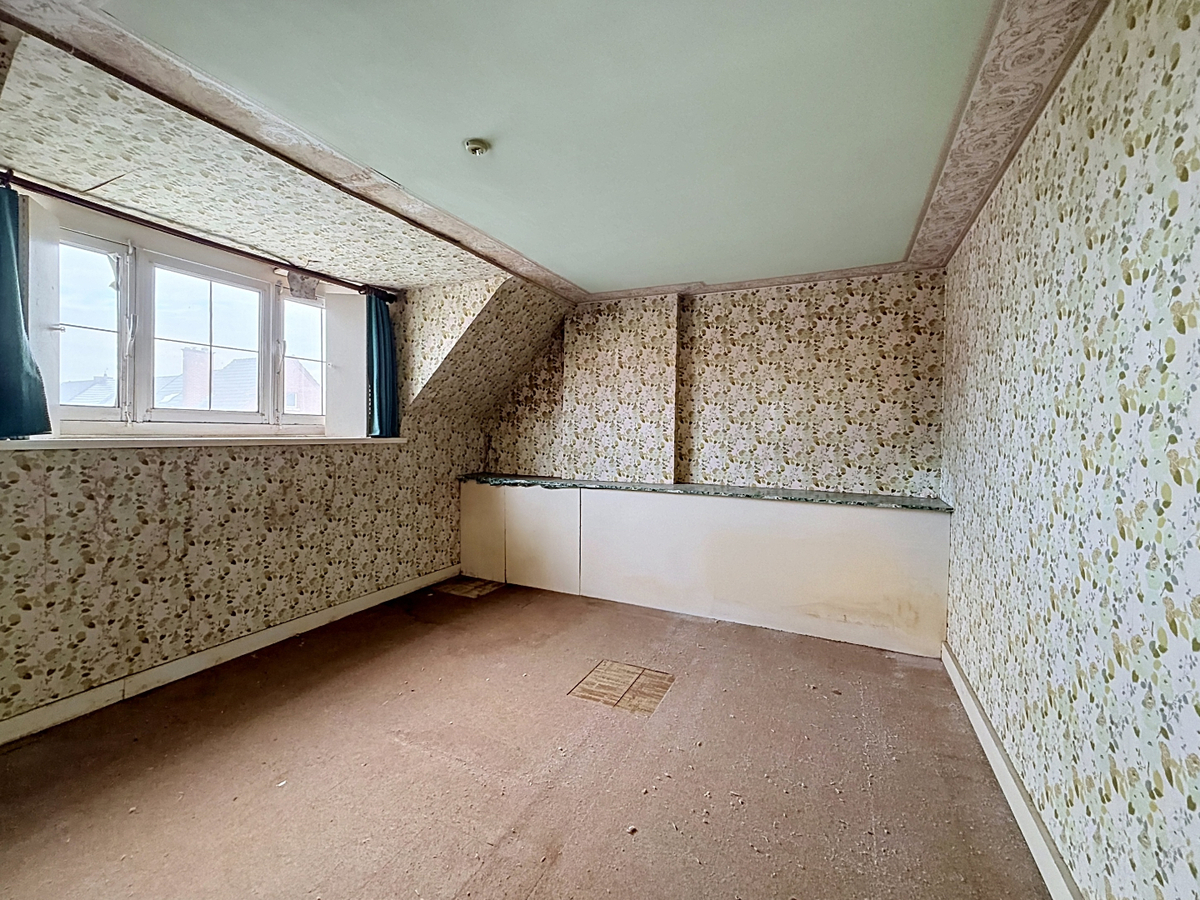 Ruime, te renoveren woning met garage en tuin te Bevegem 