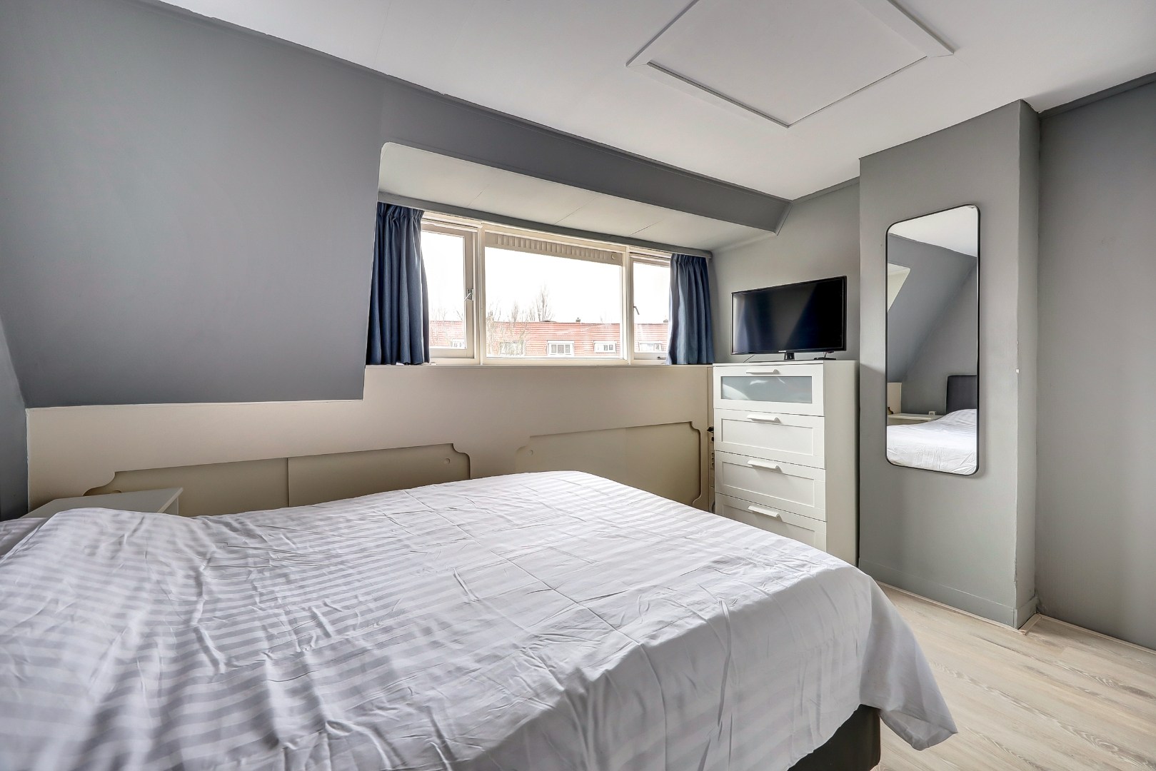 Sfeervol en karakteristiek jaren '30 bovenwoning met prachtige glas-in-lood details, 2 goede slaapkamers, ruime keuken en badkamer en gelegen op eigen grond! 