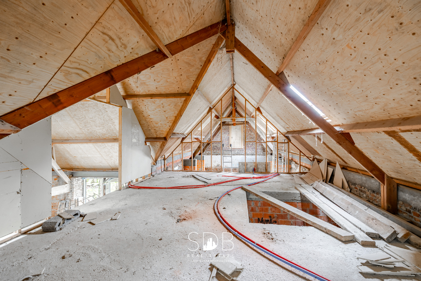 Authentieke hoeve met achterliggend groen op 5.192m² 