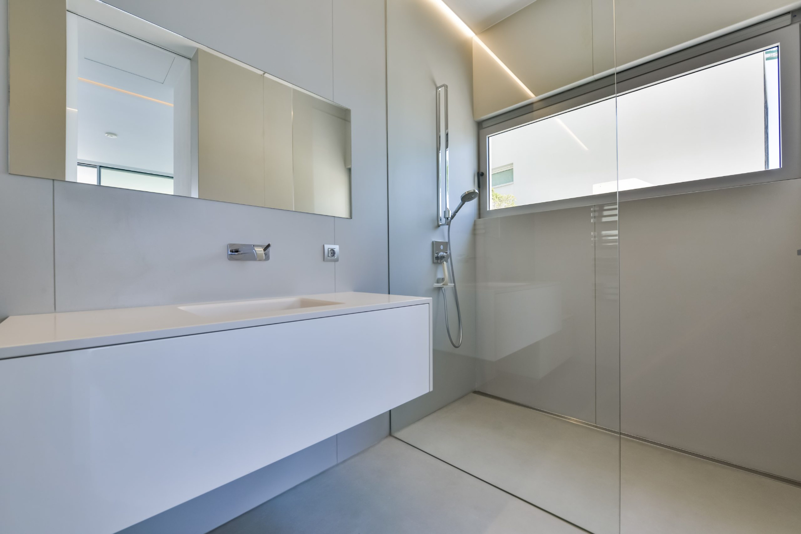 Luxe architectenvilla in Mascarat – Altea met panoramisch zeezicht en extra bouwgrond 