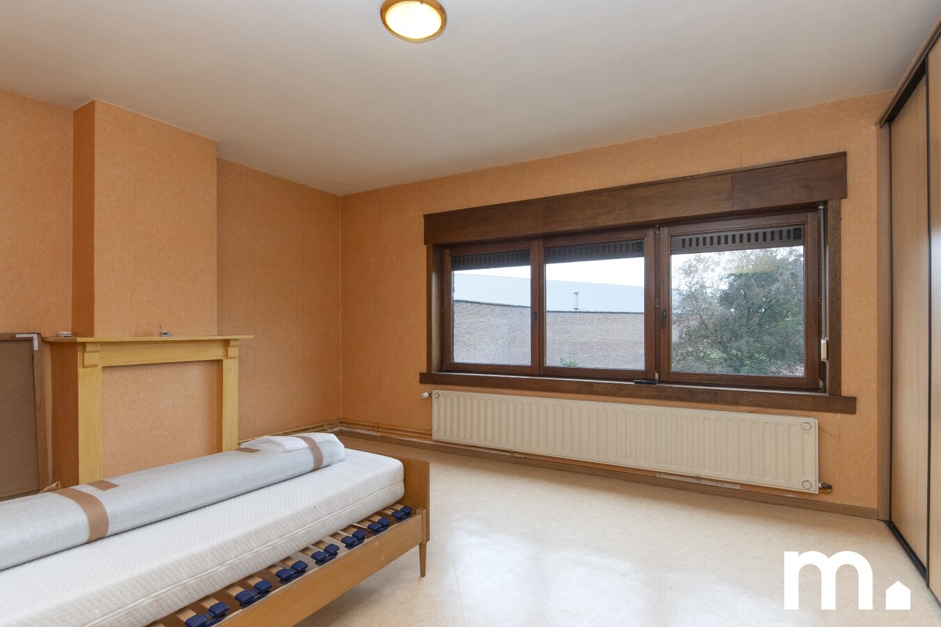 Te renoveren woning in Kortrijk met ruime zolder, zonnige tuin en dubbele garage ! 