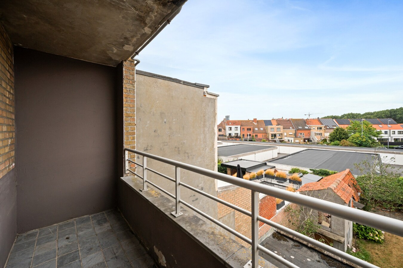 Instapklaar en lichtrijk appartement met terras in het centrum van Heist. 