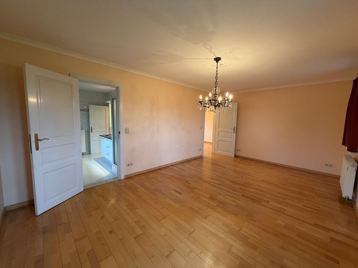 Ruime en rustig gelegen villa te Dikkelvenne. 