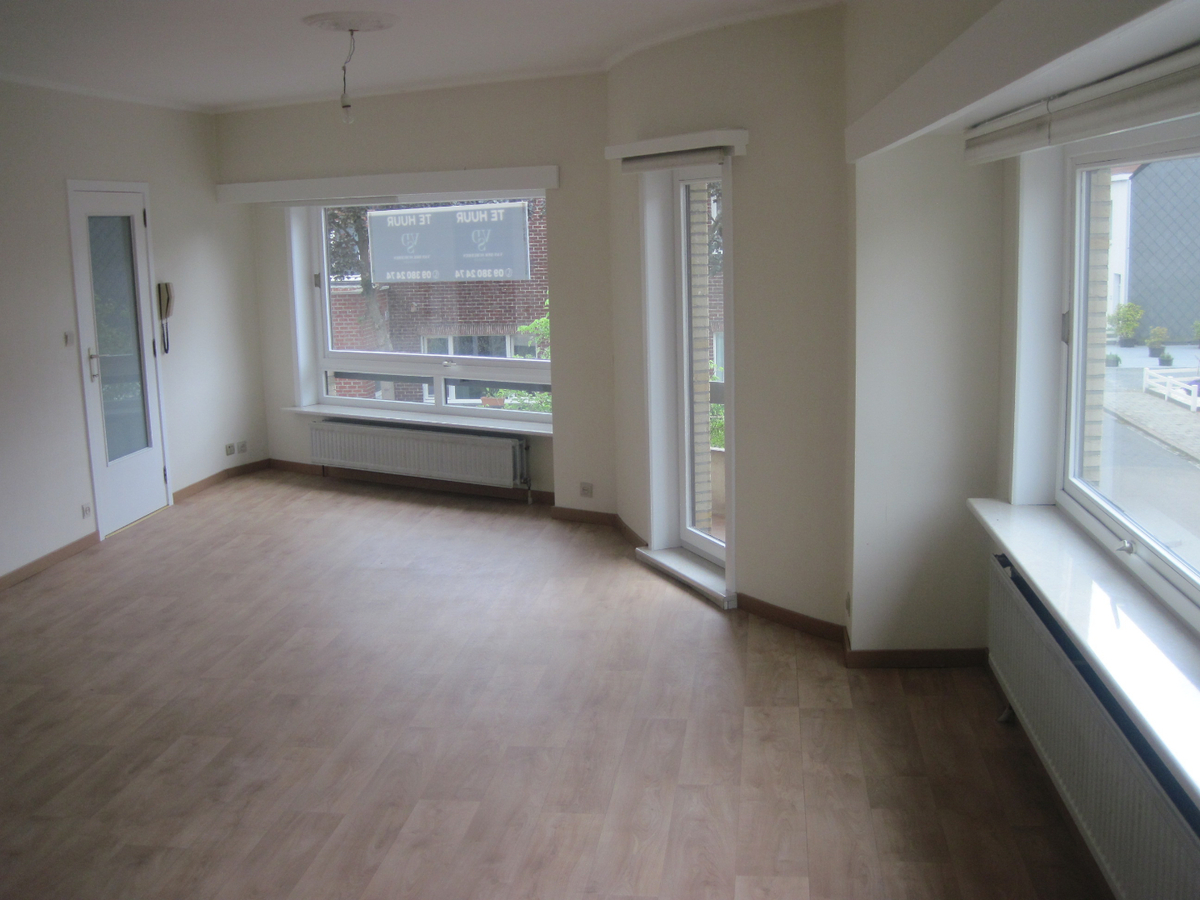 Ruim, lichtrijk appartement op de 1° verdieping. GEEN VASTE KOSTEN !! 