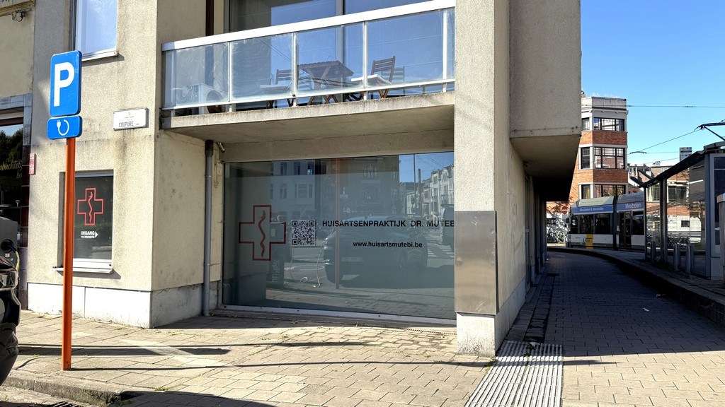 Handelsgelijkvloers te huur vlakbij de Coupure in Gent