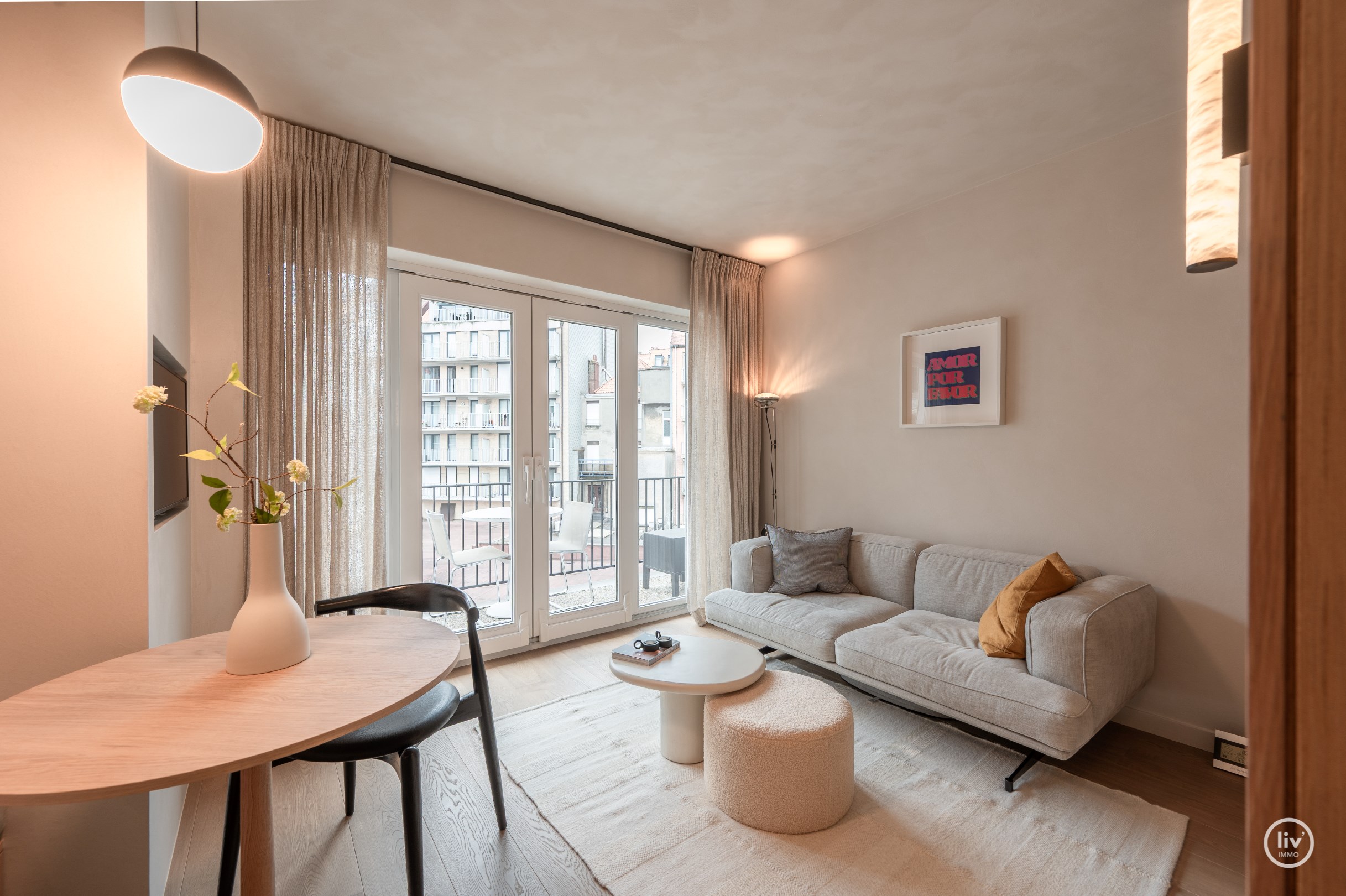 Smaakvol afgewerkt 1 slaapkamer appartement ideaal gelegen nabij Dumortierlaan. 