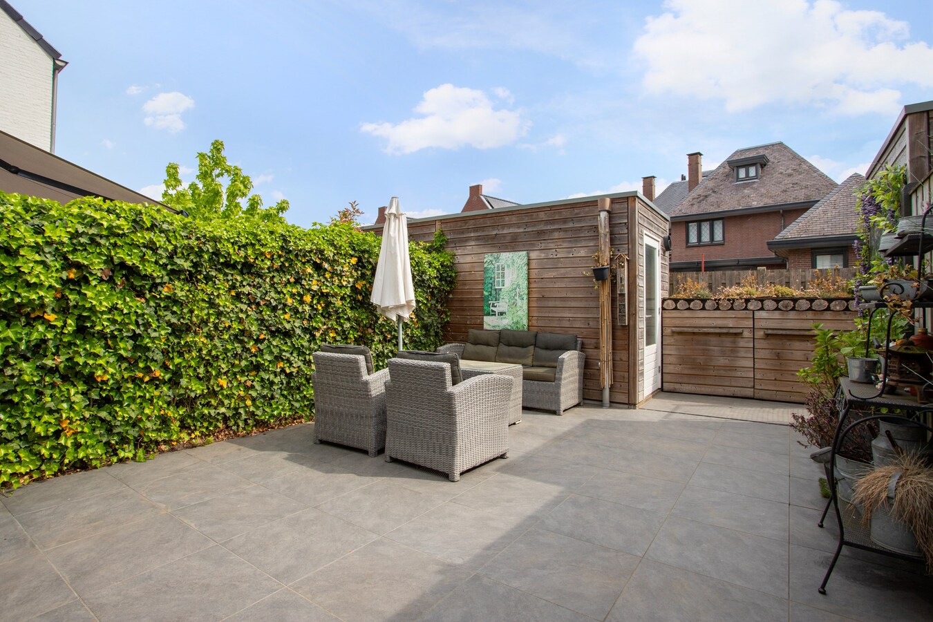 Nagenoeg nieuwe, netjes afgewerkte tussenwoning op 112 m² met berging, overkapping en een vrije achterom. 